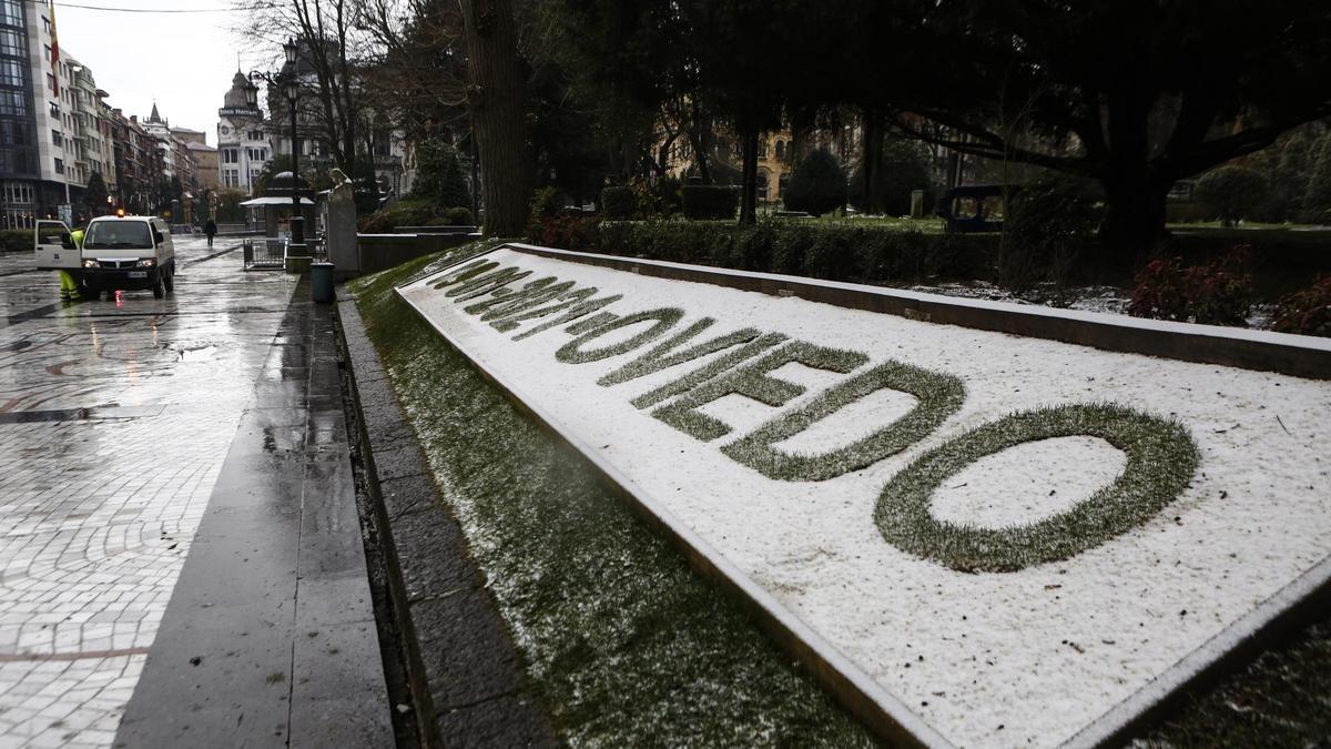 Oviedo amanece cubierta por un manto blanco tras la llegada de la borrasca "Filomena"