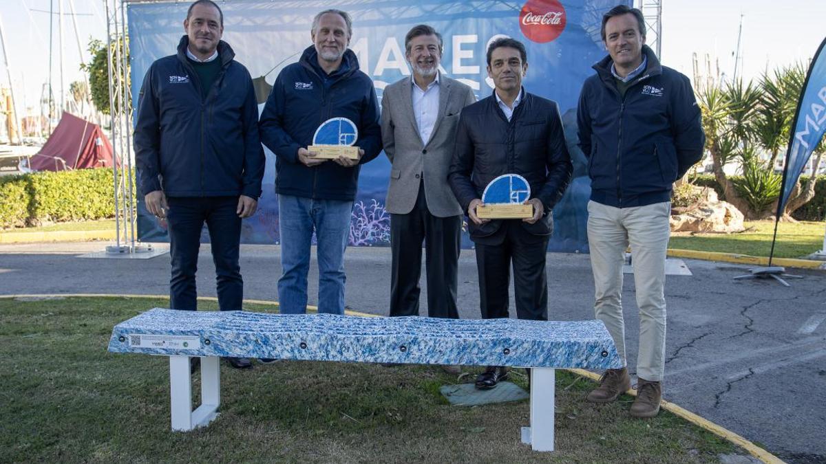 Mares Circulares, el proyecto impulsado por Coca-Cola, ha entregado al Real Club Náutico de Valencia un exclusivo banco urbano fabricado a partir de PET recogido en las playas y entornos acuáticos.