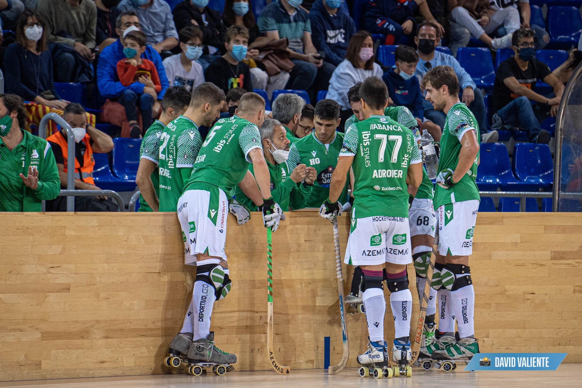 Juan Copa da indicaciones a los jugadores del Liceo en un tiempo muerto del partido contra el Barcelona en el Palau Blaugrana.