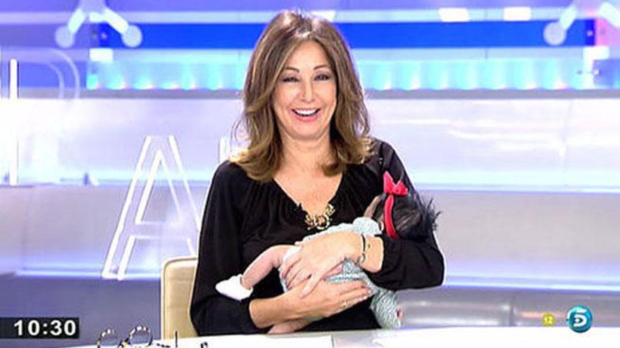 Ana Rosa Quintana con un bebé reborn.