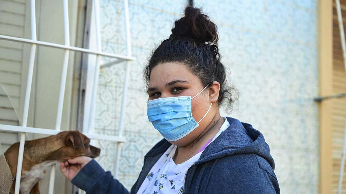 María Sherezade
en el jardín de su 
casa.  urquízar