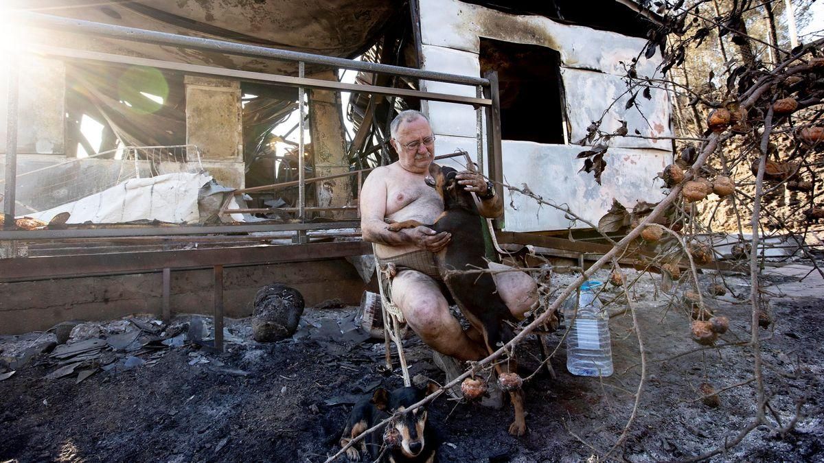 Vecinos del Bages vuelven a sus casas quemadas tras el incendio.