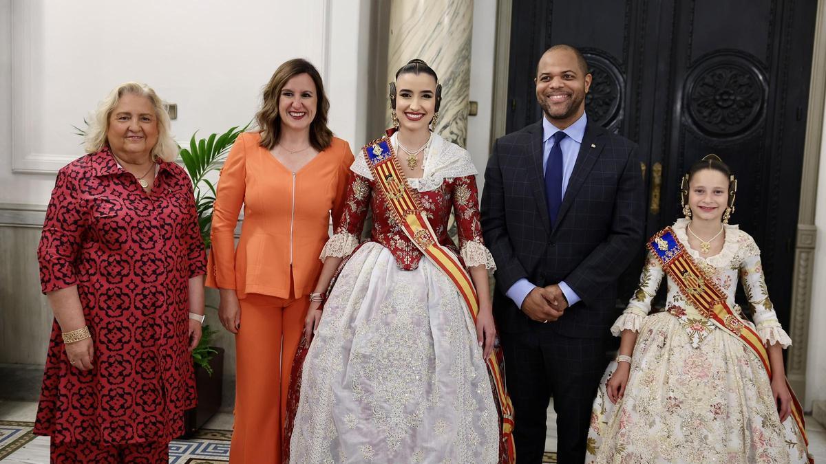 Carmen y Marta, con el alcalde de Dallas, Ferrer San Segundo y Catalá