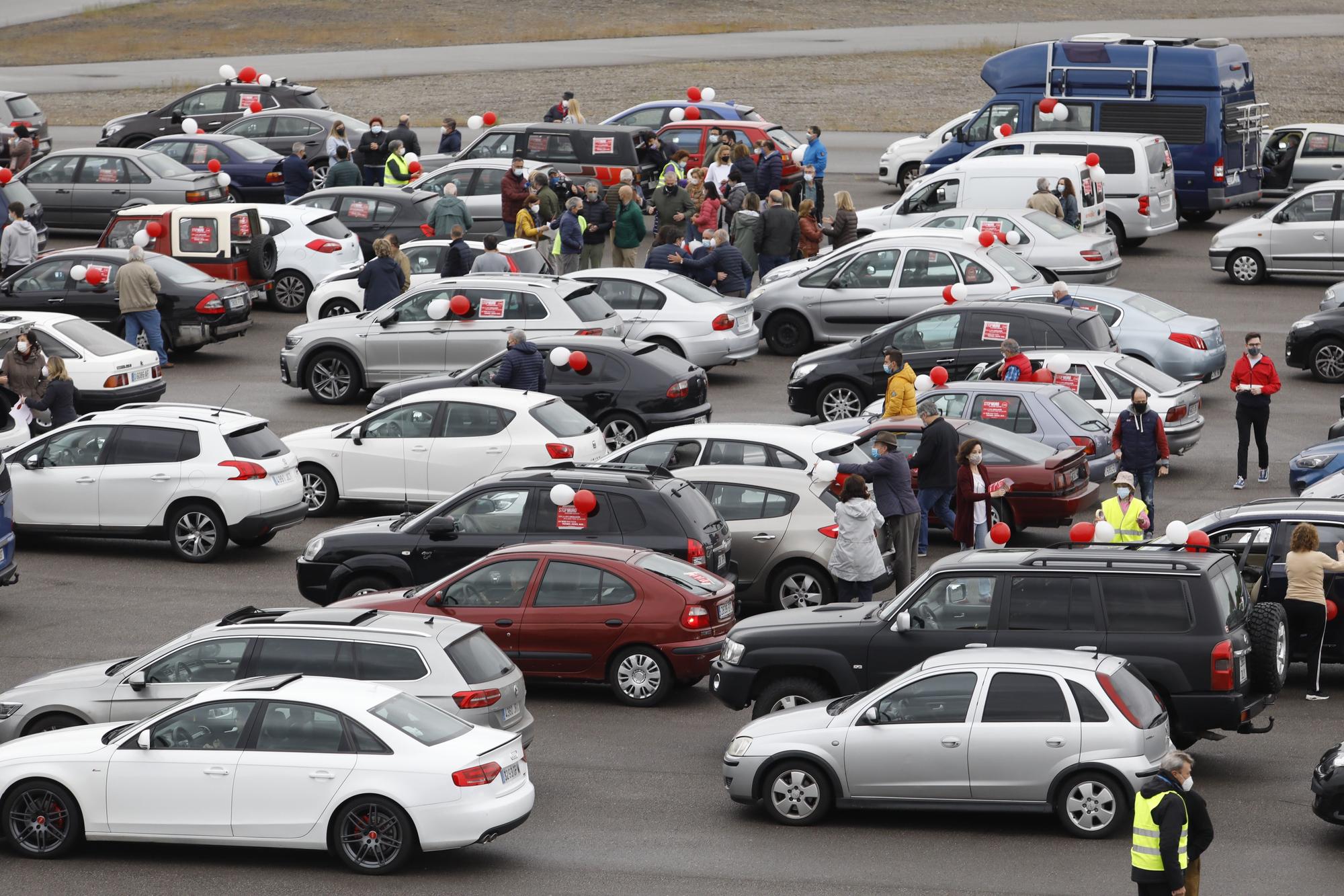 Concentración de vehículos en Gijón contra las restricciones a la movilidad