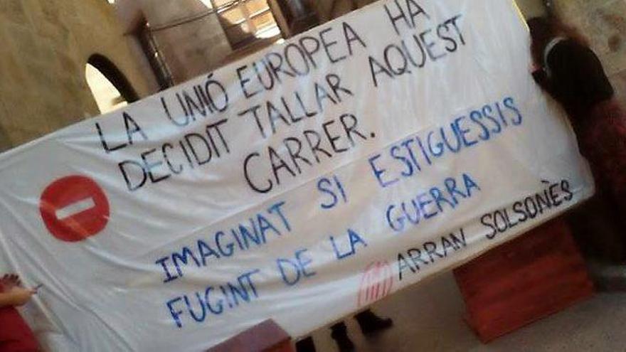 La pancarta que va ser retirada en l&#039;acte del 8 d&#039;abril