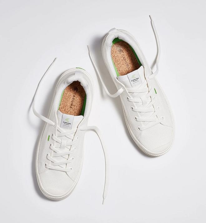 Las zapatillas blancas de siempre, ahora sostenibles, por Cariuma