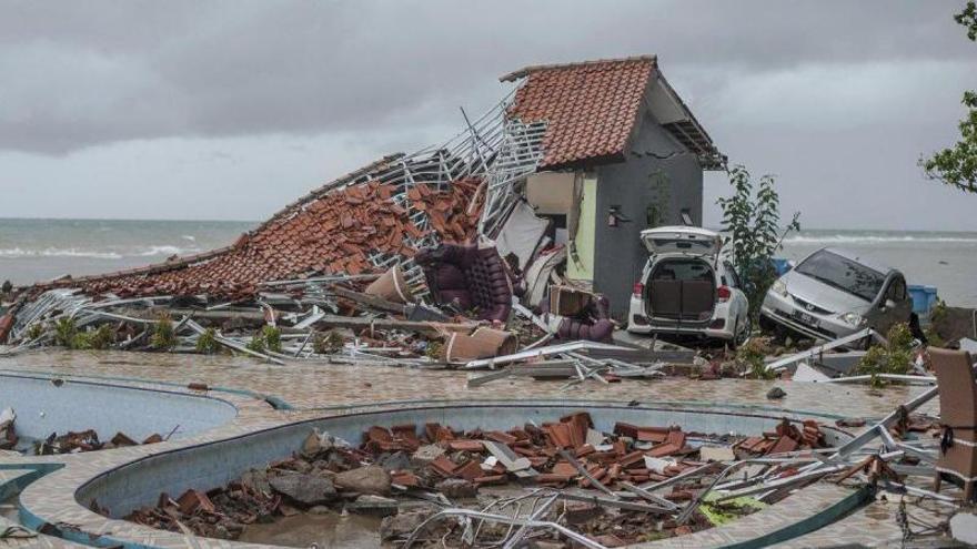 Destrozos tras un maremoto en Indonesia.