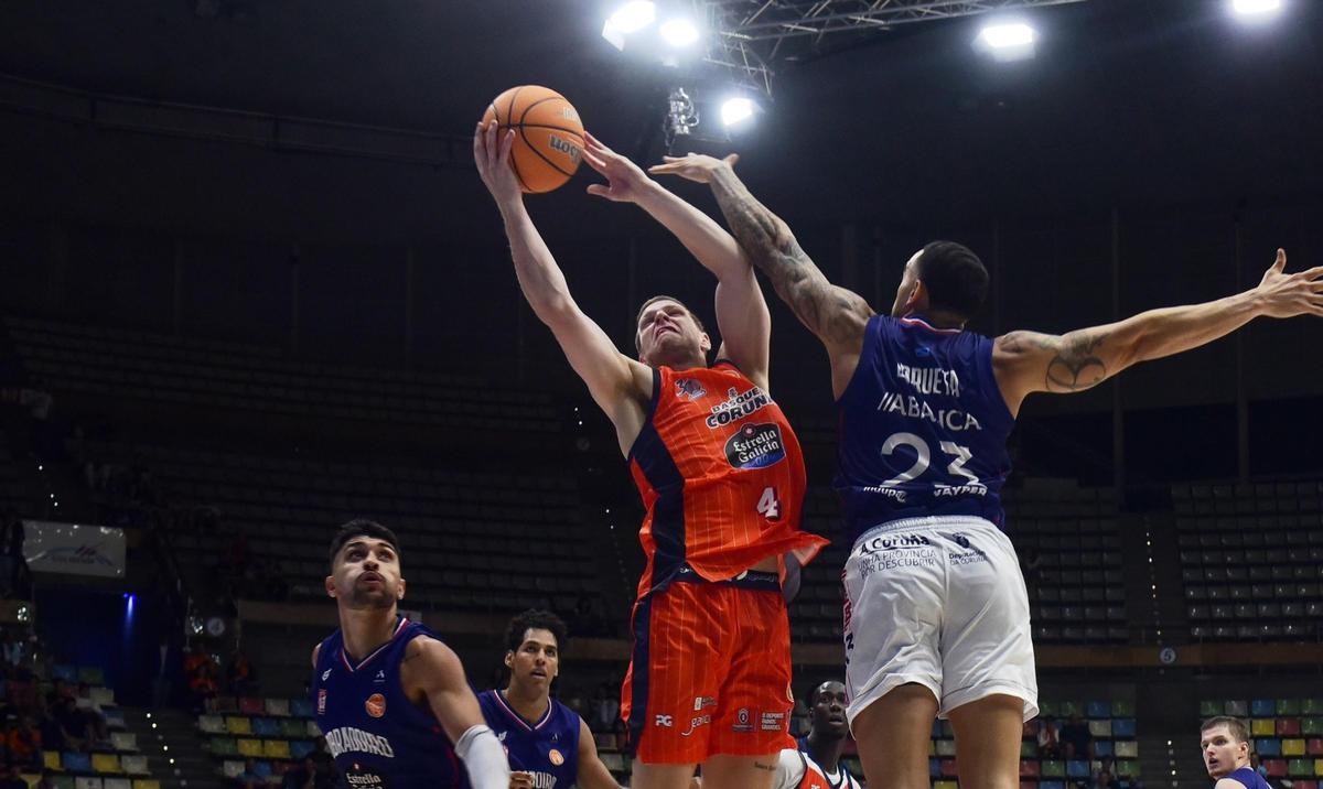 Paul Jorgensen entra a canasta ante Yunio Barrueta en el derbi contra el Obradoiro en la Copa Galicia en el Coliseum.