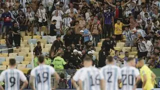 El Brasil-Argentina se suspendió temporalmente al retirarse Messi y sus compañeros por las agresiones a los hinchas argentinos