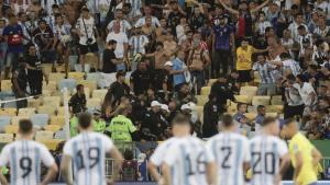 La policía brasileña carga contra los hinchas argentinas en presencia los jugadores