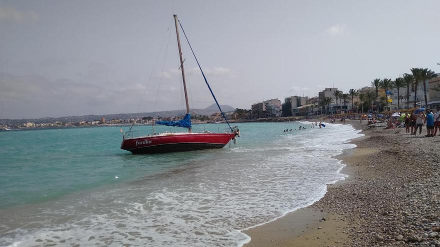 Encalla un velero en la Grava