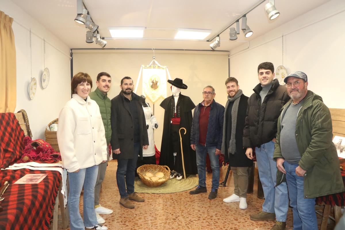 El alcalde de l'Alcora, Samuel Falomir, estuvo presente en la inauguración de esta muestra.