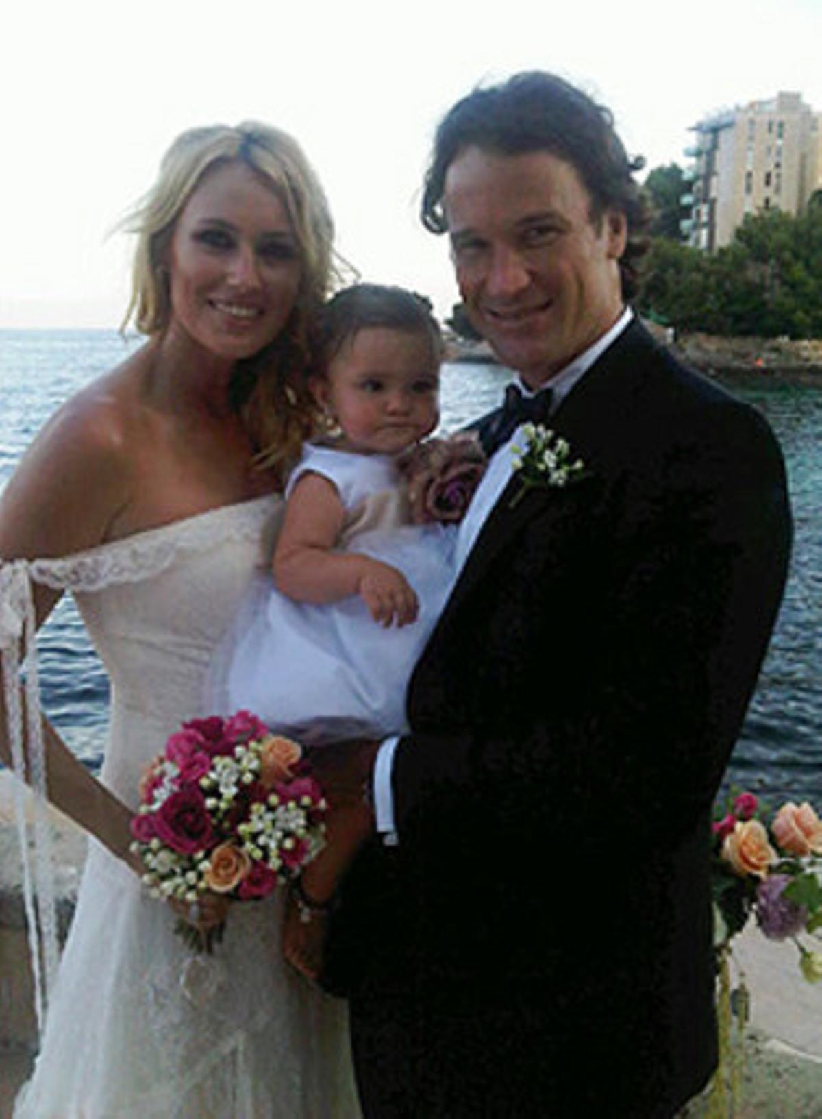 Carolina Cerezuela amb Carlos Moyà i la seva filla, Carla, a Llucmajor, el dia del seu casament. Carolina Cerezuela amb Carlos Moyà i la seva filla, Carla, a Llucmajor, el dia del seu casament.