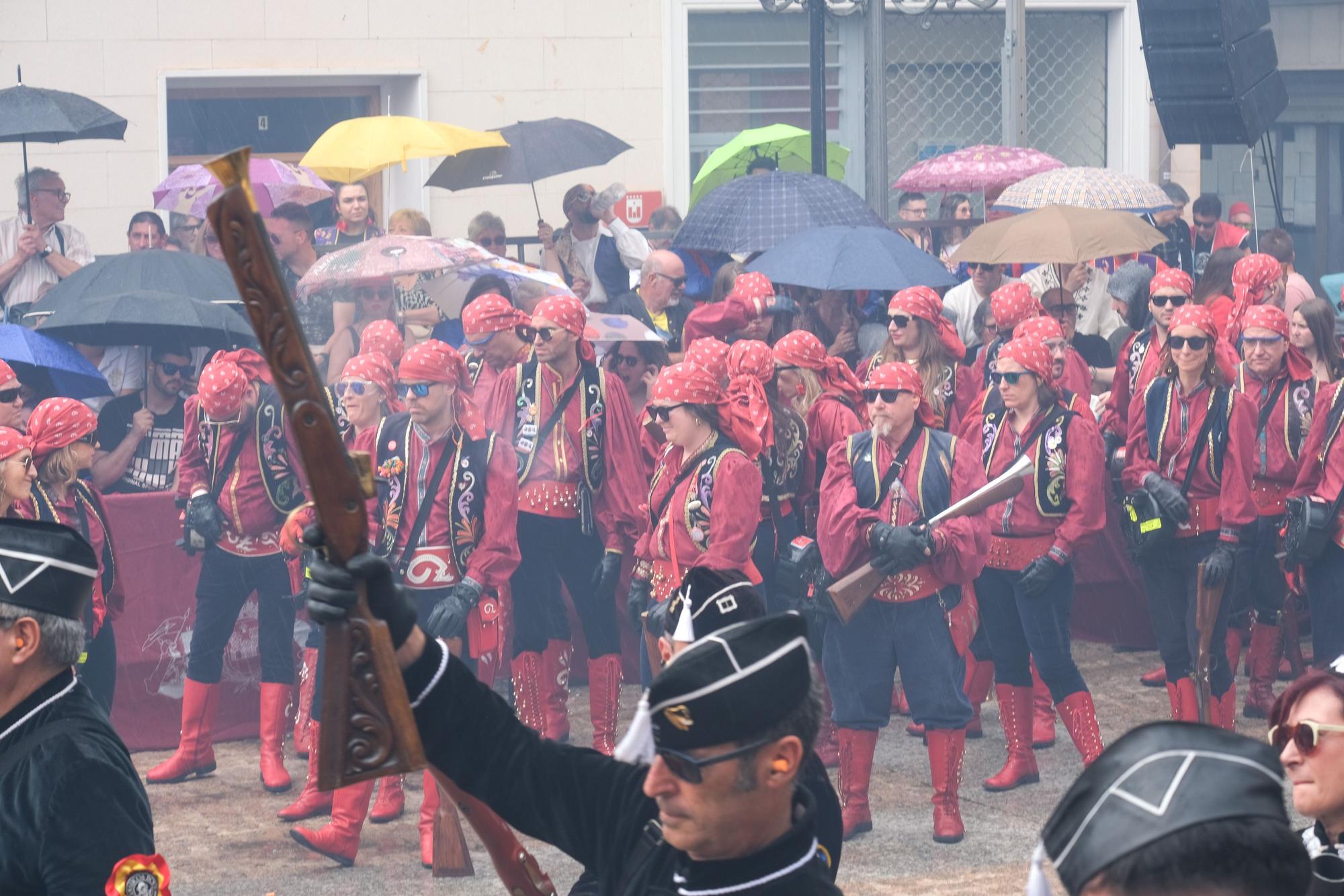 Los moros conquistan el castillo bajo la lluvia. Así ha sido la embajada mora de las fiestas de Elda