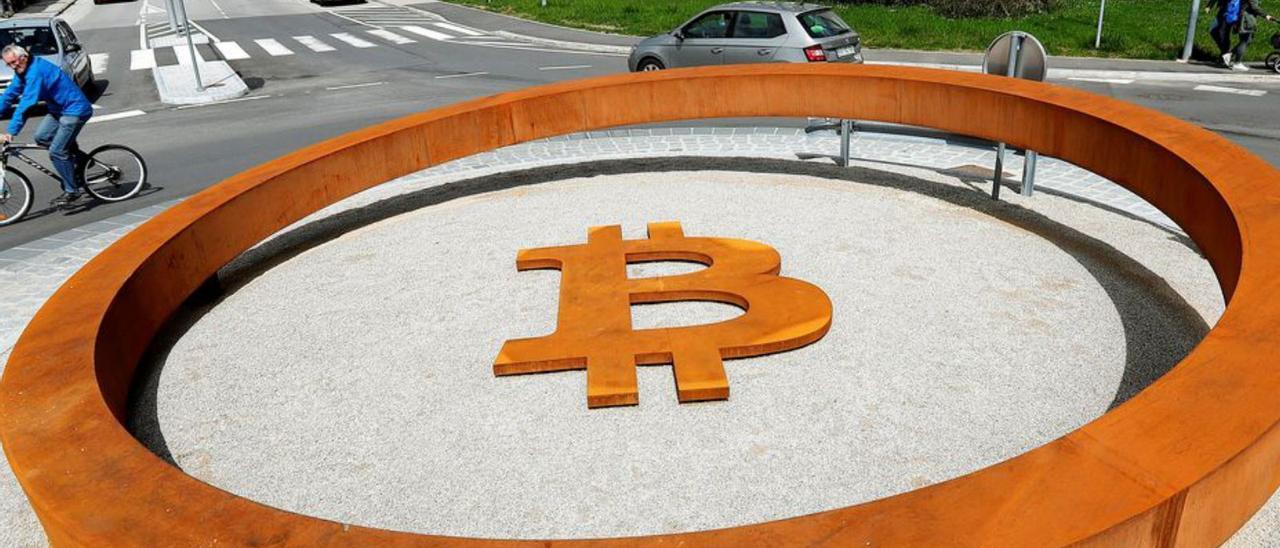 Monumento a la criptomoneda Bitcoin en Eslovenia.   | // ANTONIO BAT