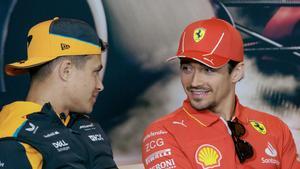 Lando Norris y Charles Leclerc , durante la rueda de prensa de la FIA en Shanghai