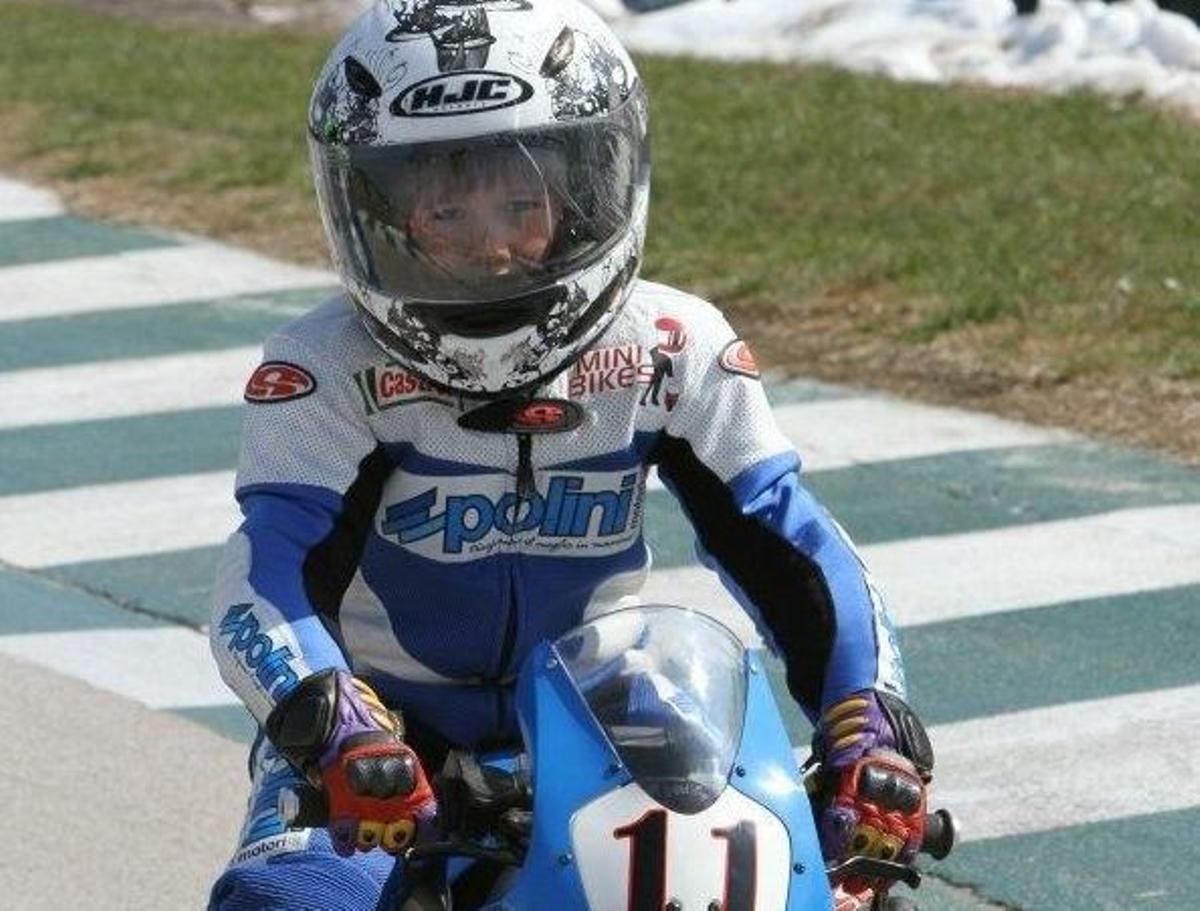 Sergio García Dols, cuando era niño, pilotando una moto.
