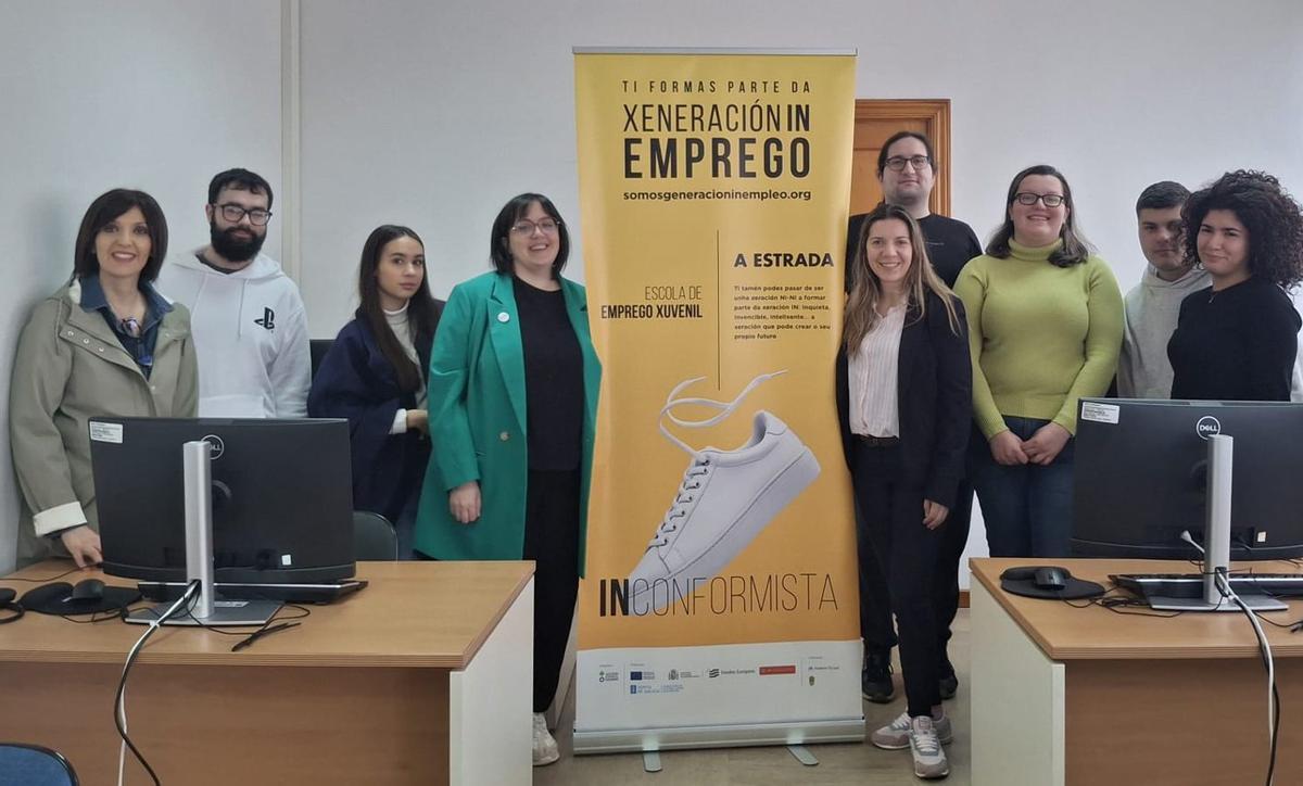 Participantes en el taller, ayer, junto a la concejala de Emprego, Lucía Seoane.  |