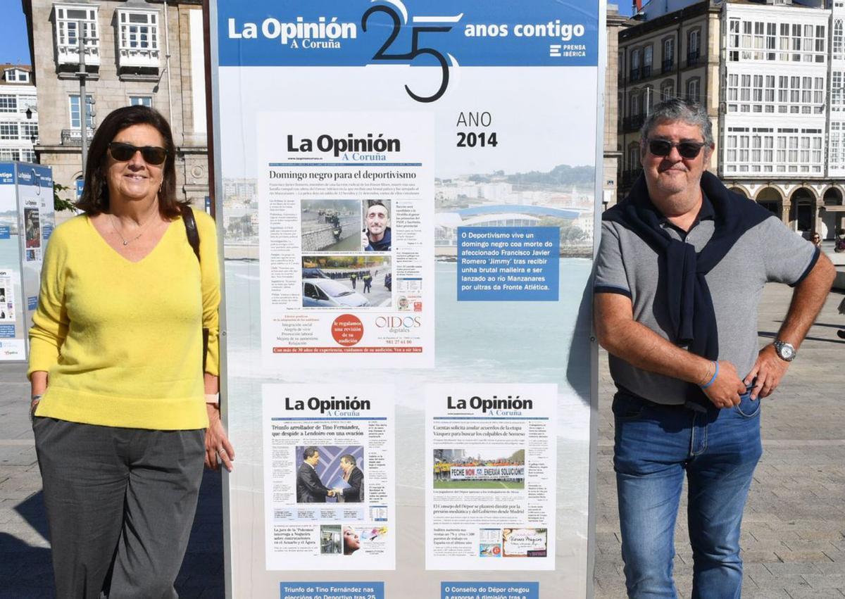 José María Patiño observa las portadas de 2012. | Carlos Pardellas | CARLOS PARDELLAS