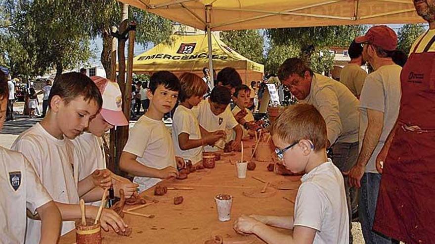 Los niÃ±os disfrutaron de un taller para la elaboraciÃ³n de piezas de barro durante la jornada.