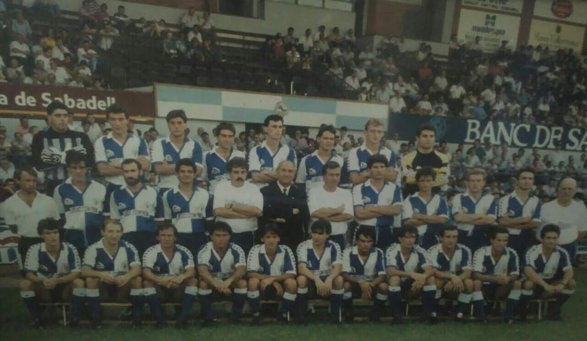 Doval, el setè de baix, amb el Sabadell durant la presentació de l'equip a Segona Divisió el curs 1989-90