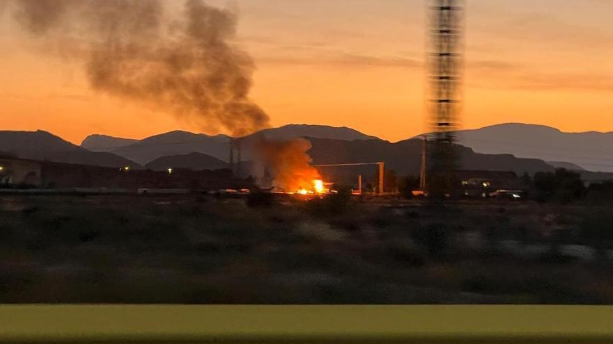 Un incendio en los alrededores del barrio del Cementerio de 