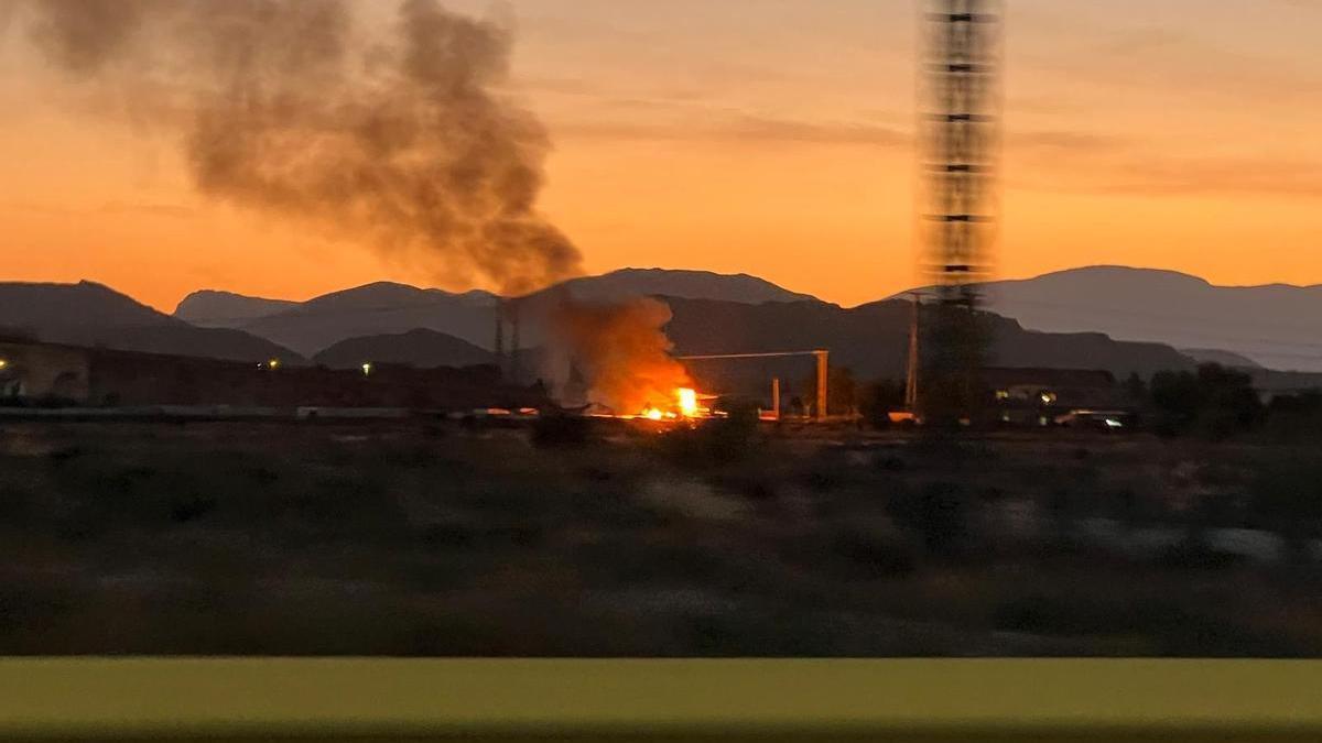 Incendio en los alrededores del barrio del Cementerio de Alicante