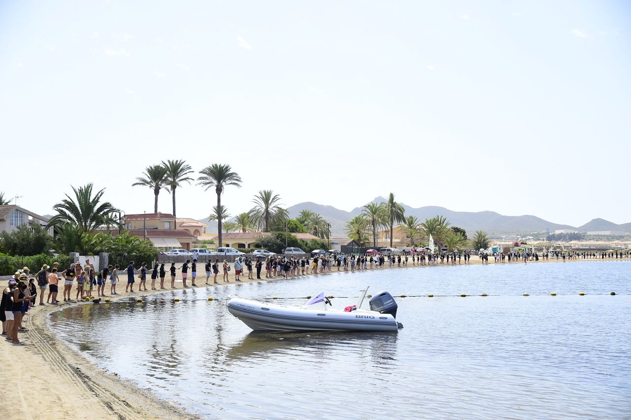 Miles de murcianos forman una cadena humana que rodea al Mar Menor en señal de protesta