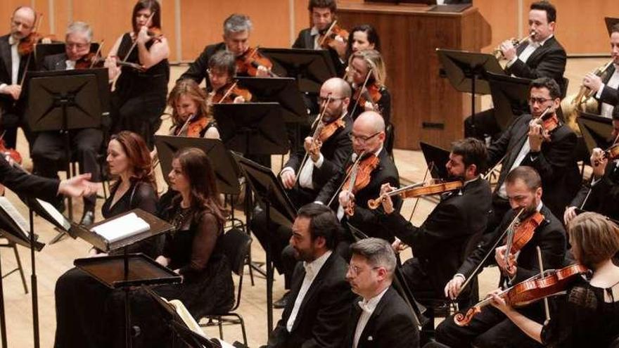 Perry So, a la izquierda, dirige a la OSPA durante el concierto de ayer en el Auditorio de Oviedo.