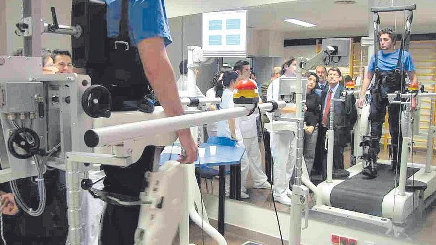 Reclaman a Salud que los enfermos de ELA de Baleares puedan tratarse con el robot para caminar de Son Llàtzer