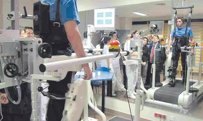 Reclaman a Salud que los enfermos de ELA de Baleares puedan tratarse con el robot para caminar de Son Llàtzer