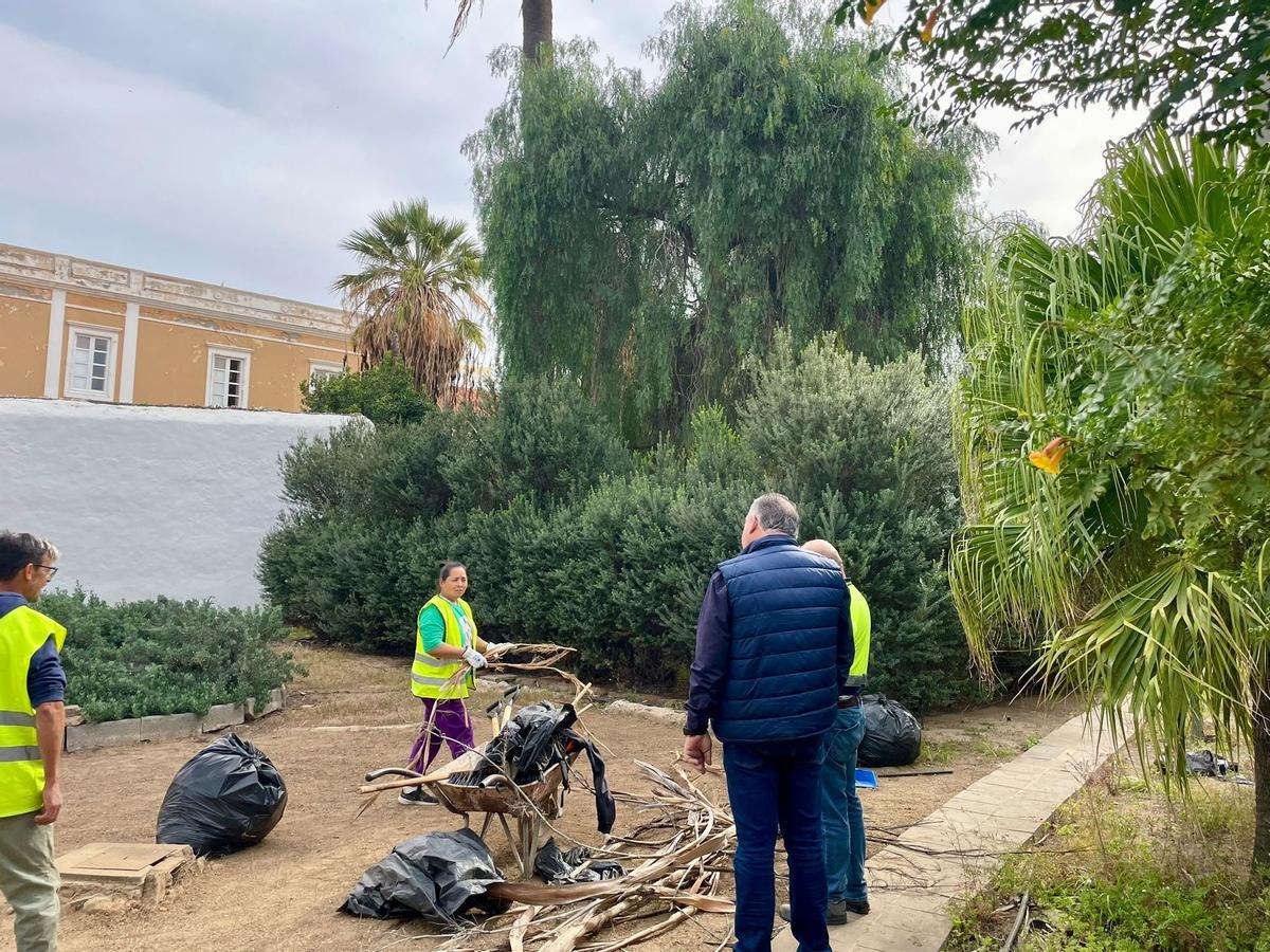 El edil de Cultura, visitando los trabajos en el jardín romántico