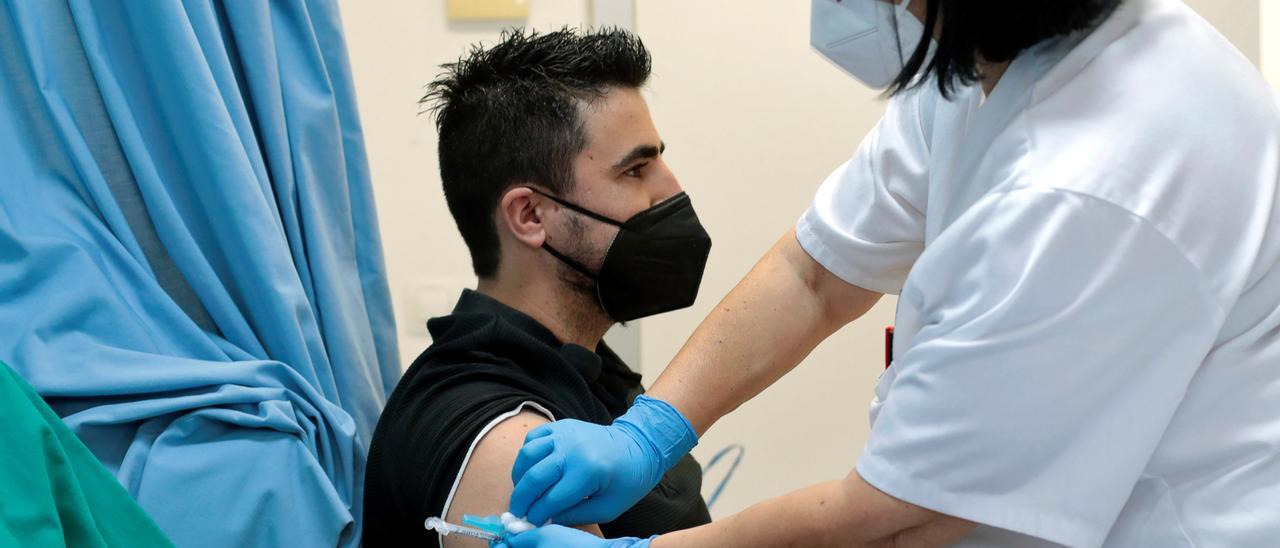 Los jóvenes de entre 20 y 29 años han comenzado a recibir la vacuna en el centro de salud de Vall d'Alba (Castellón)