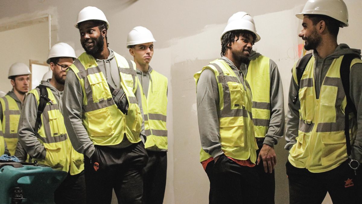 Los jugadores del Valencia Basket visitan las obras del nuevo pabellón taronja