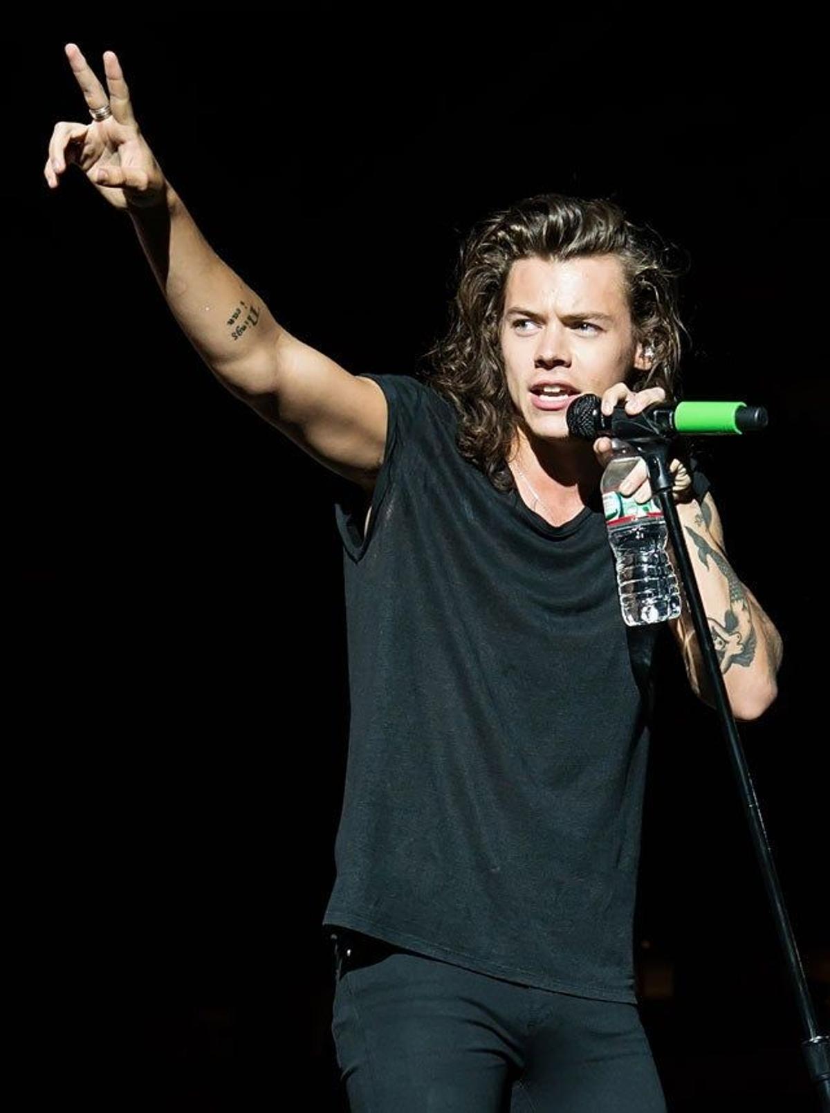 Harry Styles hace el símbolo de la victoria en el concierto de Filadelfia