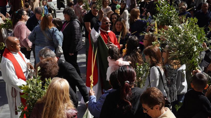 Mossèn Martí fent la benedicció de branques de llorer i d'olivera i de palmes i palmons davant de l'església de Crist Rei .