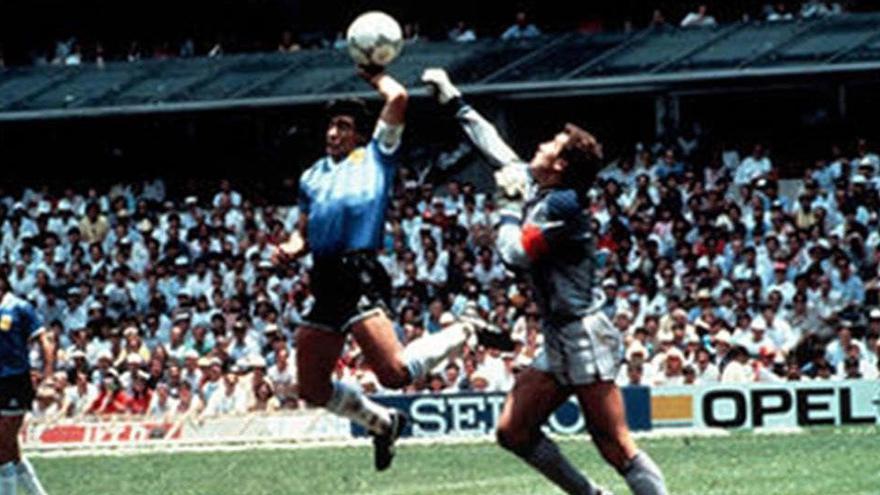 Maradona y la mano de Dios ante Shilton.