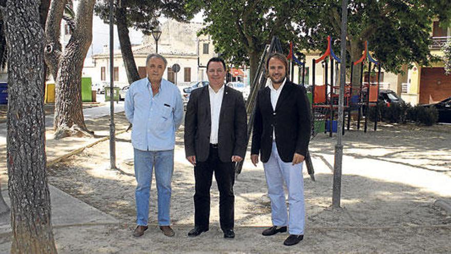 Los ediles Andrés Gili, Rafel Torres y Felip Jerez, ayer en la plaza del Blanquer.