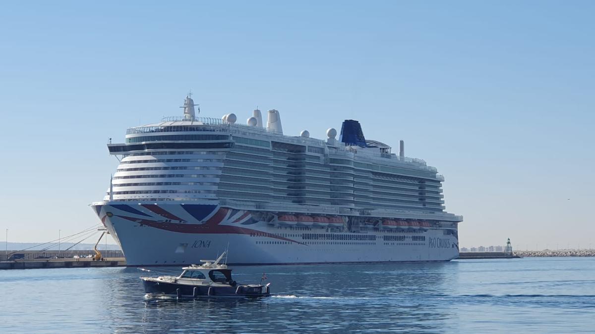 El crucero &quot;Iona&quot;, atracado en el puerto de Alicante.