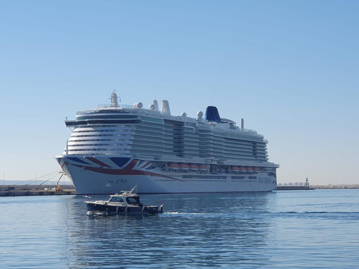 El crucero &quot;Iona&quot;, atracado en el puerto de Alicante.