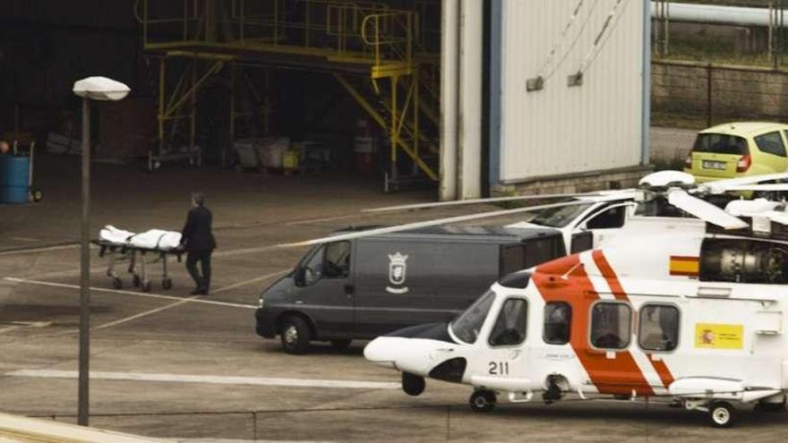 Uno de los marineros fallecidos, a su llegada al helipuerto.  // Juan Plaza