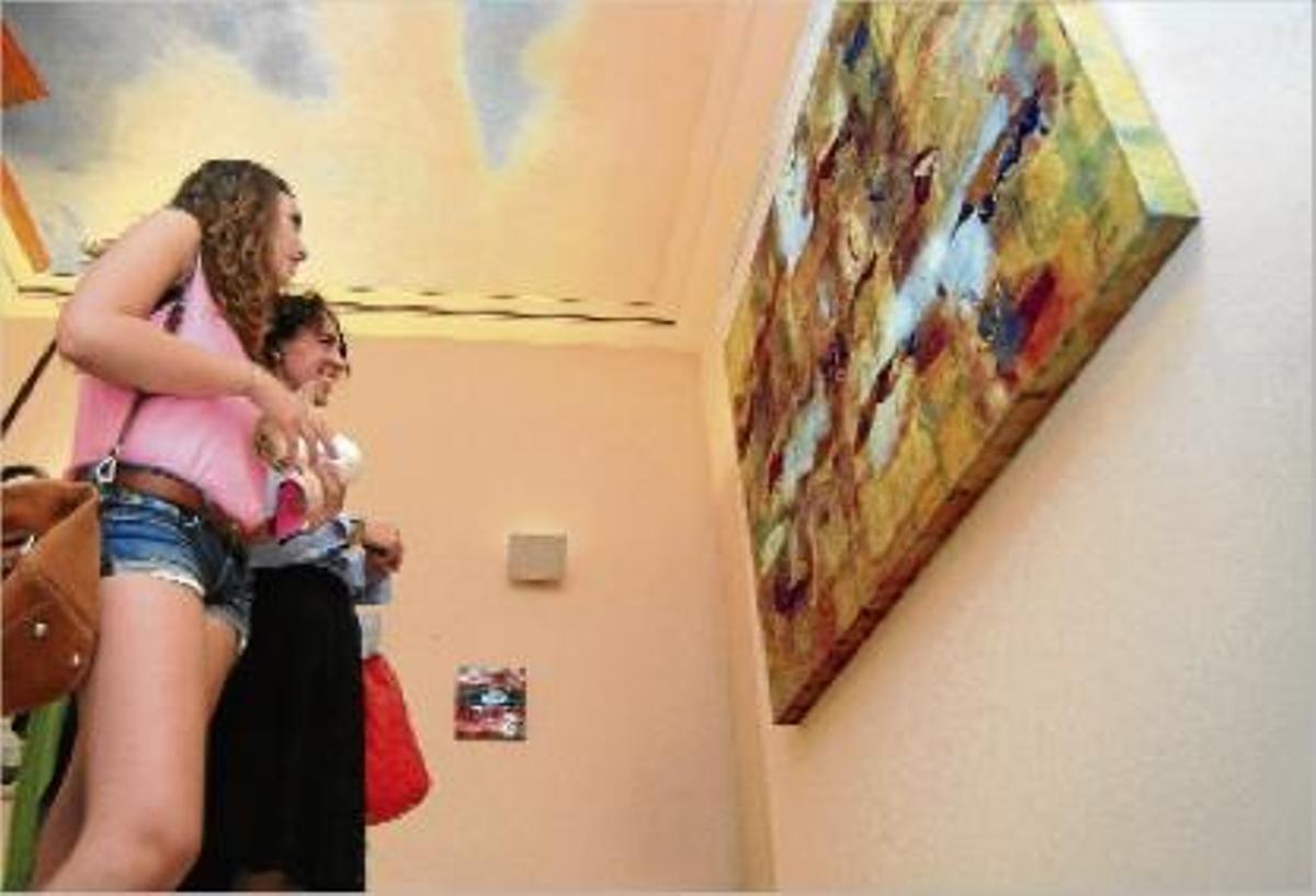 La visita a la Casa Lluvià va deparar ahir al vespre l'atractiu afegit d'admirar l'obra de Lourdes Fisa
