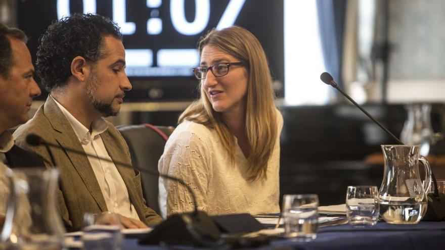 Mari Carmen de España, concejal portavoz, junto a Israel Cortés, portavoz adjunto, en un Pleno