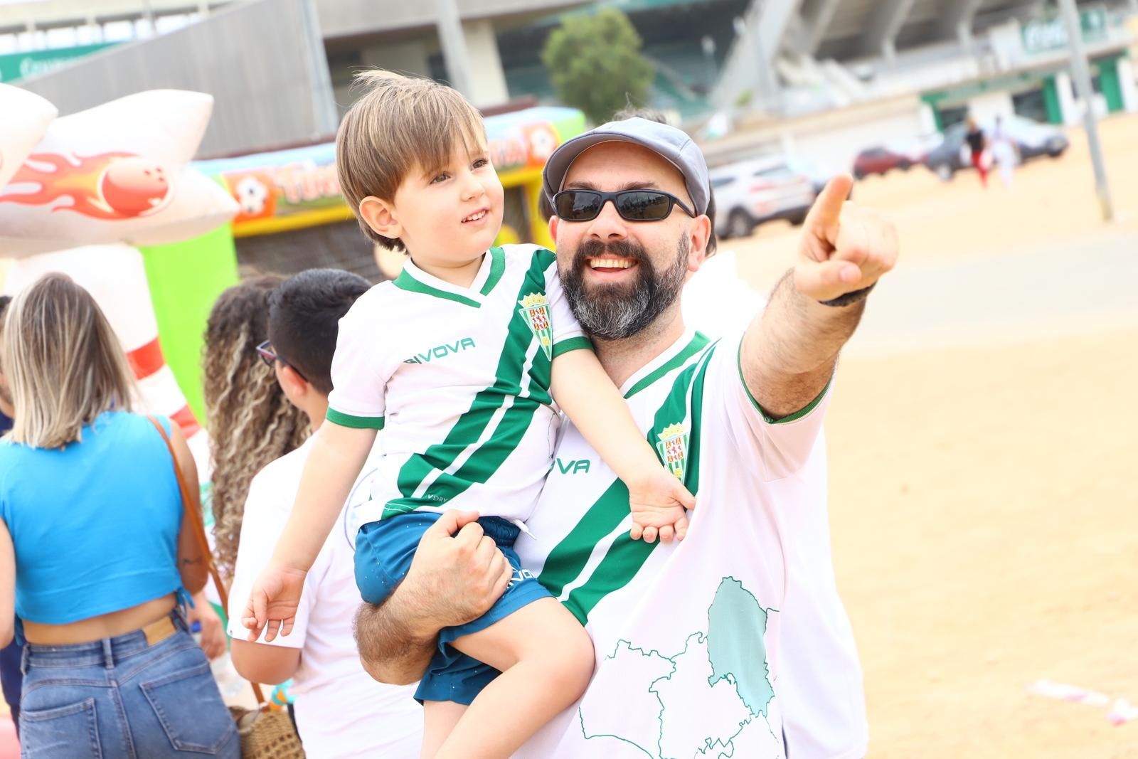 Córdoba CF-Ponferradina | El espectáculo de los aficionados en la Fan Zone de El Arcángel