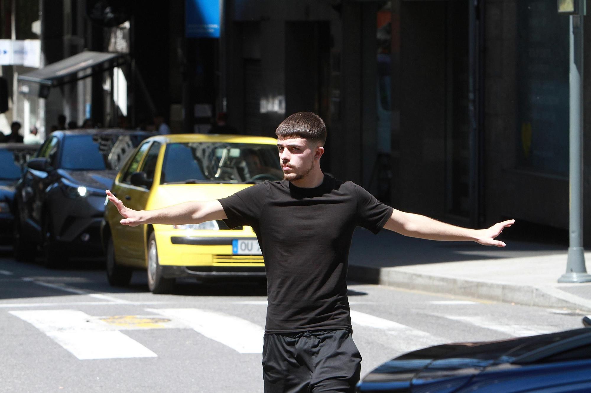 Un joven dirige el tráfico en Ourense