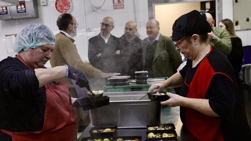 Pote, fabes con compango, callos y garbanzos, el menú especial en la Cocina Económica para que “el Antroxu sea para todo Gijón”