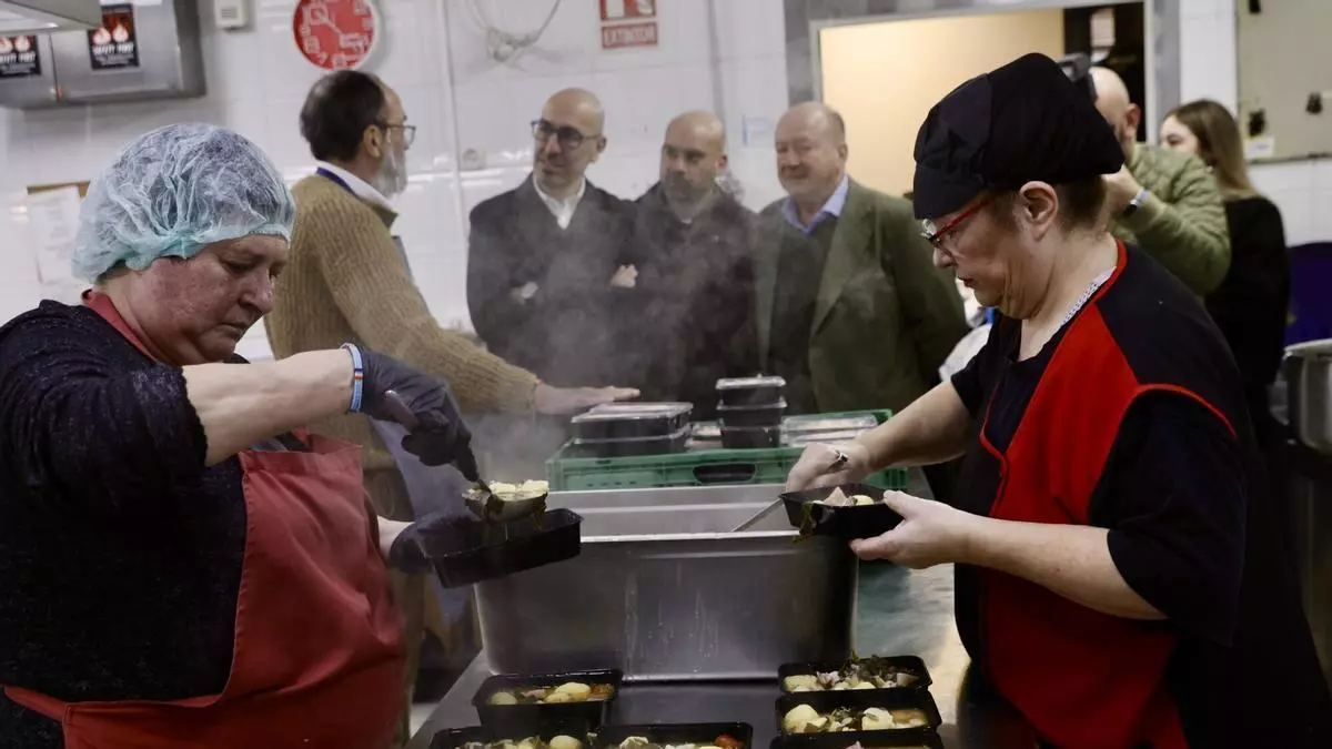 VÍDEO: El menú antroxero llega a la Cocina Económica para que “el Antroxu sea para todo Gijón”