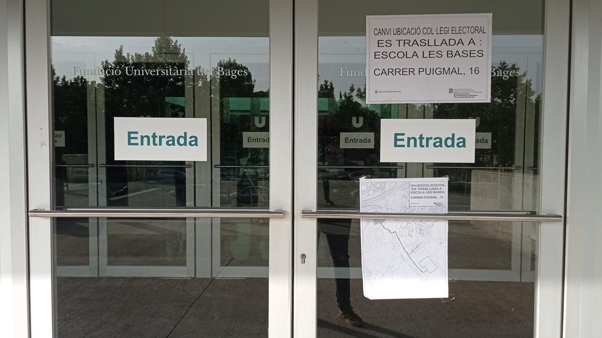 Cartells anunciant el canvi d'ubcació del col·legi electoral a l'entrada de la FUB de Manresa