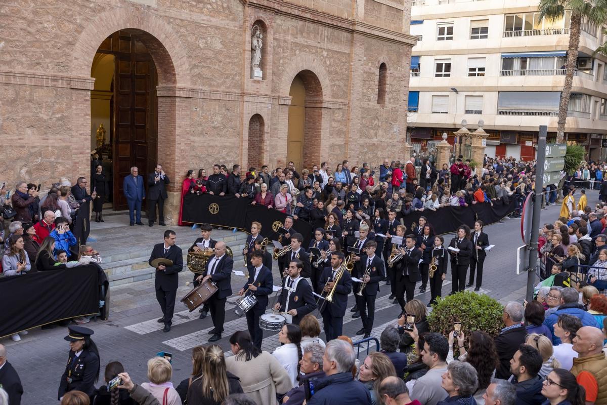 Las quince cofradías de la Semana Santa de Torrevieja recorrieron las calles en Viernes Santo Las quince cofradías de la Semana Santa de Torrevieja recorrieron las calles en Viernes Santo