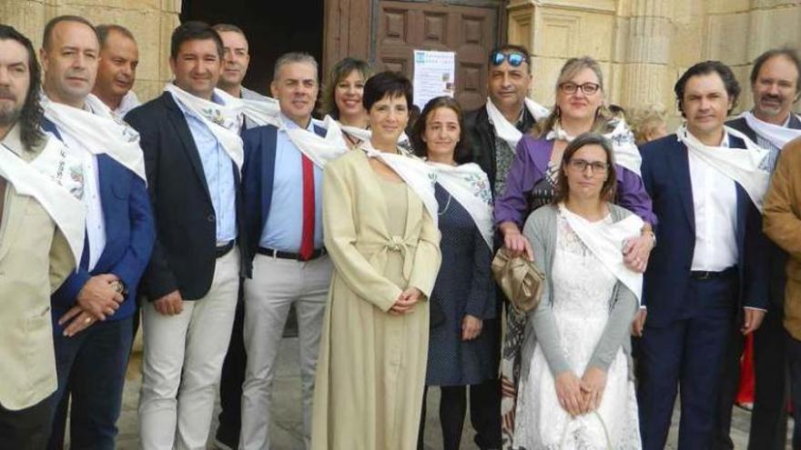 Grupo de quintas y quintos de 1966 que han protagonizado el encuentro en Morales del Vino.